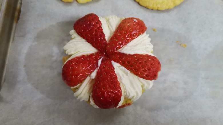 草莓拿破仑小蛋糕（蛋挞皮版）,放上水果