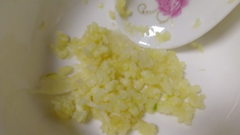 凉拌芹菜花生米,调一下料汁：碗内蒜瓣压成泥。