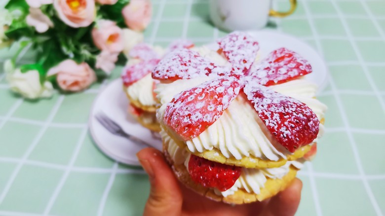 草莓拿破仑小蛋糕（蛋挞皮版）,表面筛入一层薄薄的糖粉，美味的蛋挞皮拿破仑小蛋糕就做好了