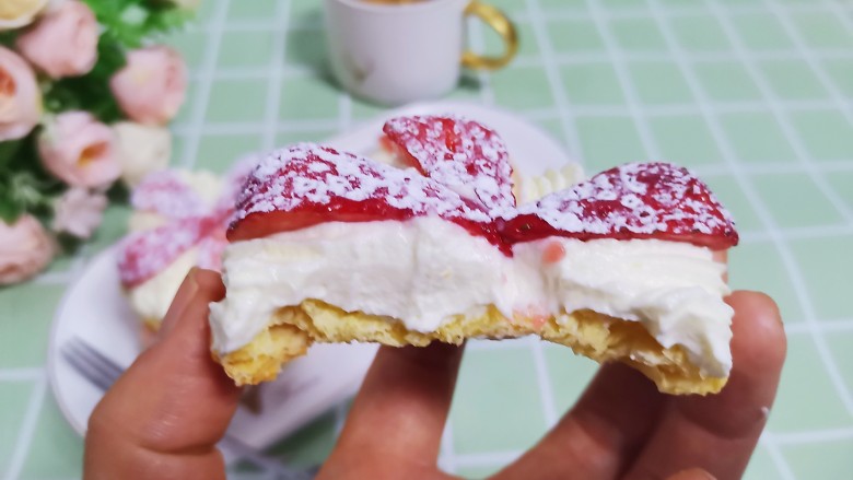 草莓拿破仑小蛋糕（蛋挞皮版）,咬一口超级满足，蛋挞皮酥的掉渣，满满的奶油加水果，超级满足