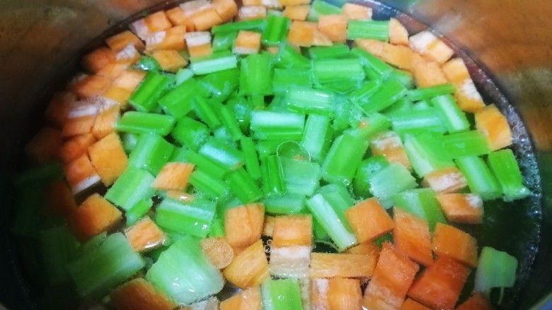 凉拌芹菜花生米,清水里加点食用油，把芹菜和胡萝卜水开焯水1分钟。