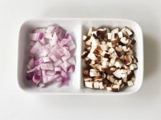 快手易学的香菇肉末拌面,准备好肉末，香菇和洋葱分别洗净切成小丁，小葱和红椒切碎。