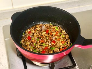 快手易学的香菇肉末拌面,最后加入香葱和红椒碎，翻炒均匀即可。
