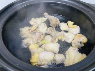 虫草花鸡汤,焯烫后的鸡块放入砂锅中加入足够的饮用水，水量根据个人喜好选择