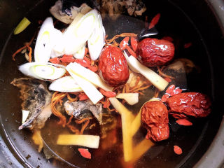 虫草花鸡汤,加入1500毫升水，高压锅选择鸡头按键。40分钟即可煮好。