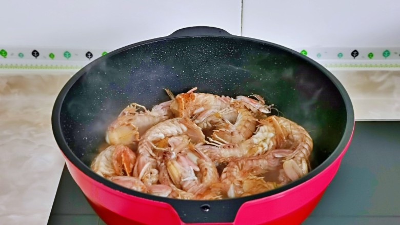 爆炒皮皮虾,加入一小碗纯净水。