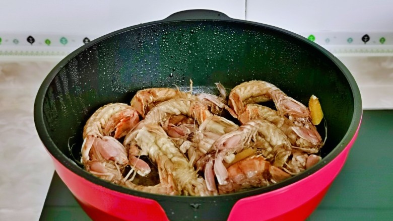 爆炒皮皮虾,盖上盖子中小火焖煮10分钟左右。