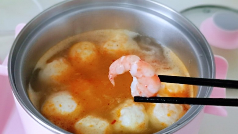 鸡汤米线,再加入煸炒煸炒过的虾仁，最大档烧开，可以断电。
