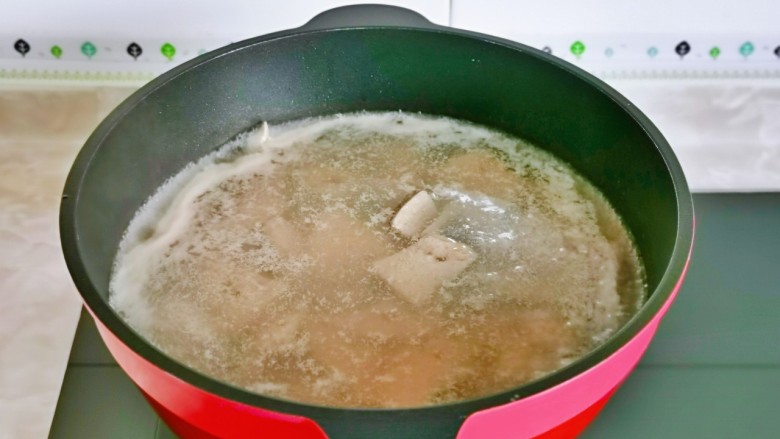 酱爆 猪肝,锅中加水烧开下猪肝大火焯水一分钟，捞出再次用温水冲洗干净。