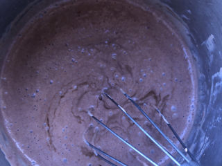 巧克力奶油,搅拌均匀黑巧克力融化。
