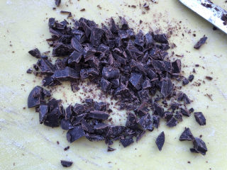 巧克力奶油,黑巧克力切碎。