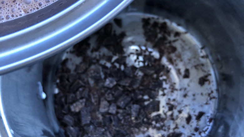 巧克力奶油,趁热倒入巧克力碎容器。