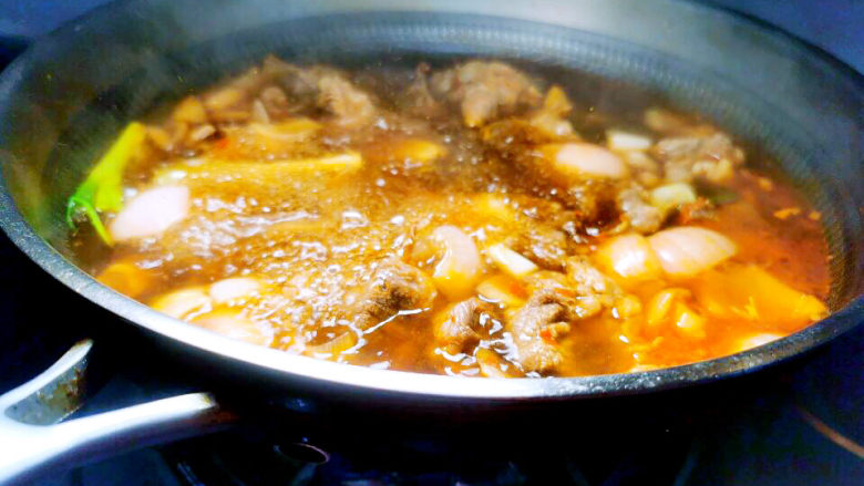 萝卜牛腩煲,加入大量水或高汤，大火烧开，小火慢炖一个小时