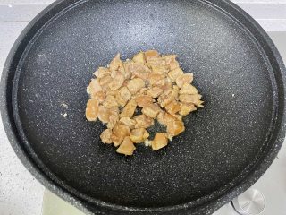 低脂低卡的荷兰豆炒鸡丁，营养瘦身两不误,放入鸡丁翻炒至微黄熟透。

