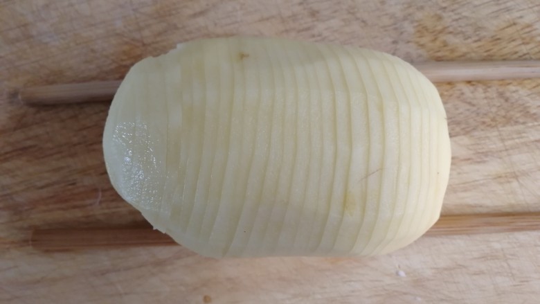 风琴烤土豆,切0.5cm的片。