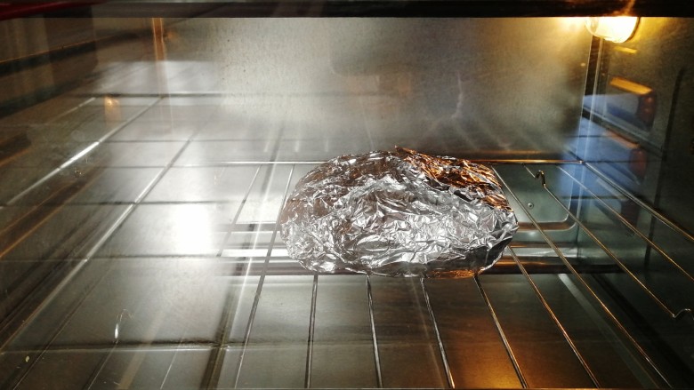 风琴烤土豆,放入烤箱中层，220度，烤20分钟。