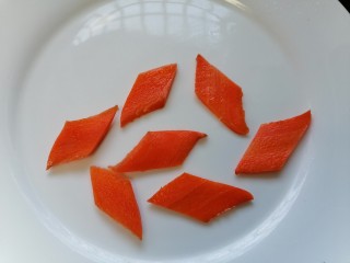 芹菜炒虾仁,胡萝卜切成菱形片状