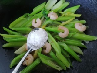 芹菜炒虾仁,加入一勺白糖去除芹菜的苦味