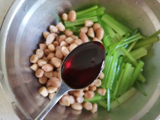 凉拌芹菜花生米,把芹菜和花生放入盆里，加入一勺生抽