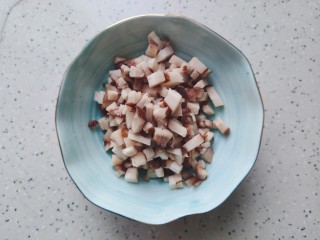 香菇蒸肉饼,香菇去蒂洗净之后切成小丁