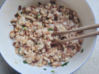 香菇蒸肉饼,用筷子搅拌均匀