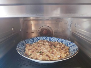 香菇蒸肉饼,放入蒸烤箱