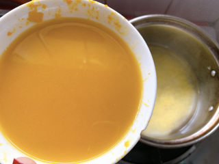 糯米南瓜盅,打磨成南瓜浆，然后加入锅中