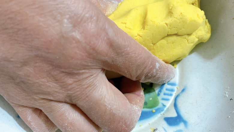 南瓜糯米糍,揉至面团光滑，中途太干可加适量清水，太黏手就再多加些糯米粉。
