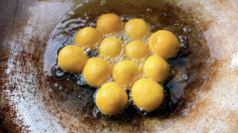南瓜糯米糍,边炸边用锅铲平推，待丸子膨胀，外壳有所起酥金黄，即为成熟