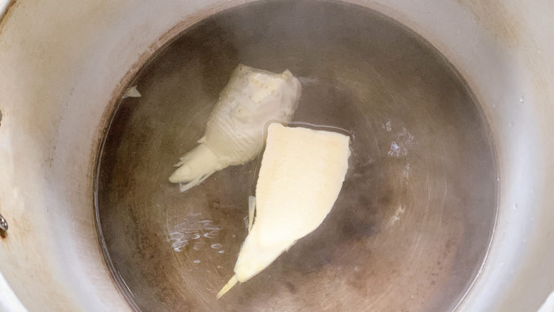 油焖冬笋,然后入沸水中，加盐煮个10分钟左右