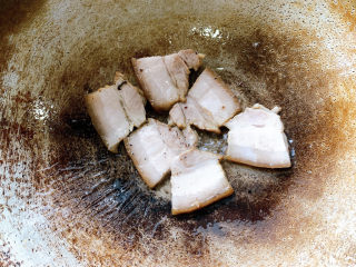 油焖冬笋,热油锅，加入回锅肉煸炒出香味