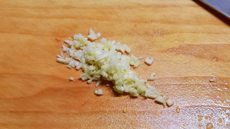 簑衣黄瓜,蒜切成碎末。