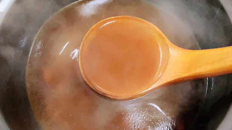 鸡汤米线,将鸡汤盛入啥锅中。