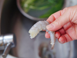 芹菜炒虾仁,大虾去头去壳。