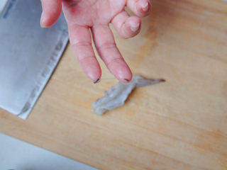 芹菜炒虾仁,用刀在虾背开一刀，去除虾线。