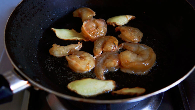 芹菜炒虾仁,姜片与虾同时入锅煎制，姜片可以进一步去腥，使煎好的虾肉没有腥气，更加鲜美。