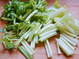 芹菜炒虾仁,青菜切成寸段备用。