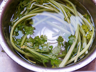 芹菜炒虾仁,芹菜摘去黄叶，根部，冲洗干净，加淡盐水浸泡十分钟杀菌，再此冲洗两遍。