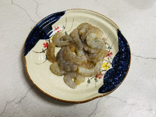 芹菜炒虾仁,去壳去虾线，加入适量的白胡椒粉、生粉、姜末