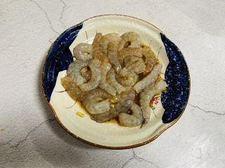 芹菜炒虾仁,搅拌均匀腌制十分钟