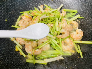 芹菜炒虾仁,根据个人口味加入适量盐