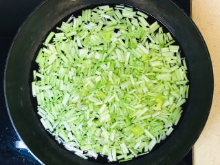 凉拌芹菜花生米,此时可以准备蔬菜，锅里加水，加入芹菜