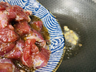 杏鲍菇牛肉粒,倒入腌制好的牛肉粒