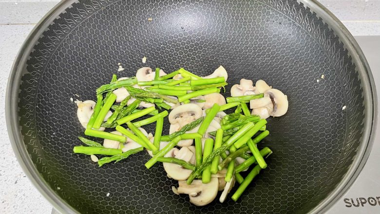黑椒芦笋炒蘑菇，素菜也能好吃到飞起,加入芦笋大火爆炒，因为芦笋已经焯过水，不需要炒太久。

