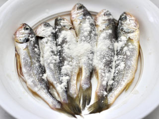 黄焖黄花鱼,腌制好的的黄花鱼，裹上一层薄薄的面粉。
