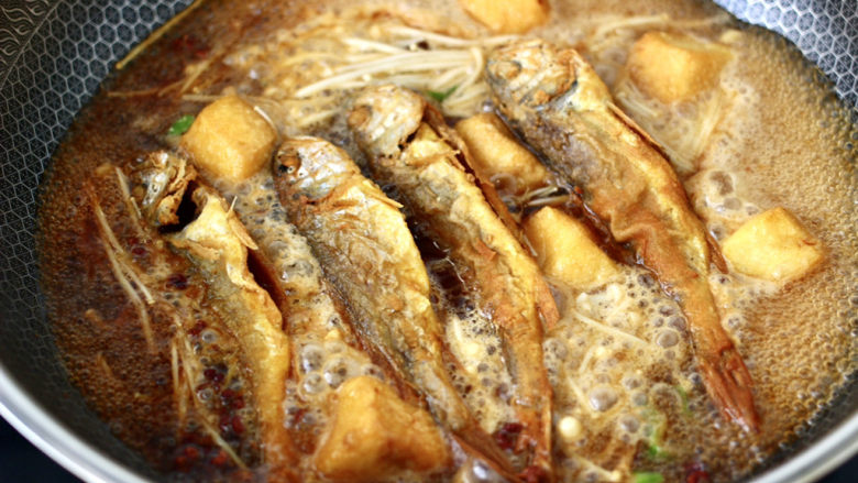 黄焖黄花鱼,大火烧开，放入炸好的黄花鱼。