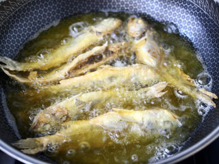 黄焖黄花鱼,油锅烧热后，放入黄花鱼，炸至两面金黄色捞出备用。