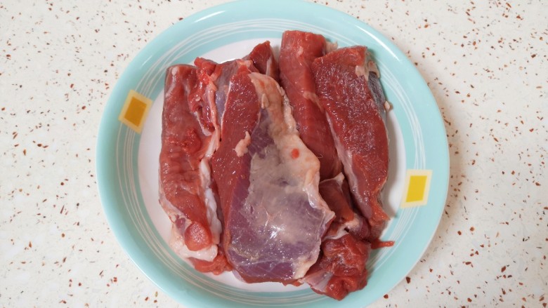 红烧羊肉,准备好<a style='color:red;display:inline-block;' href='/shicai/ 10245'>羊腿肉</a>，用凉水浸泡半个小时，去一下腥味。 
