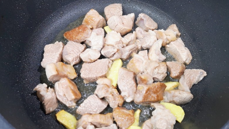 红烧羊肉,炒锅内倒适量的食用油烧热，下入姜片煎出香味，下入羊肉块翻炒至变色。 
