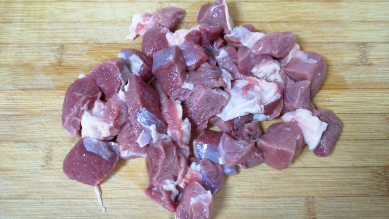 红烧羊肉,将用水泡过的羊肉切成块。 